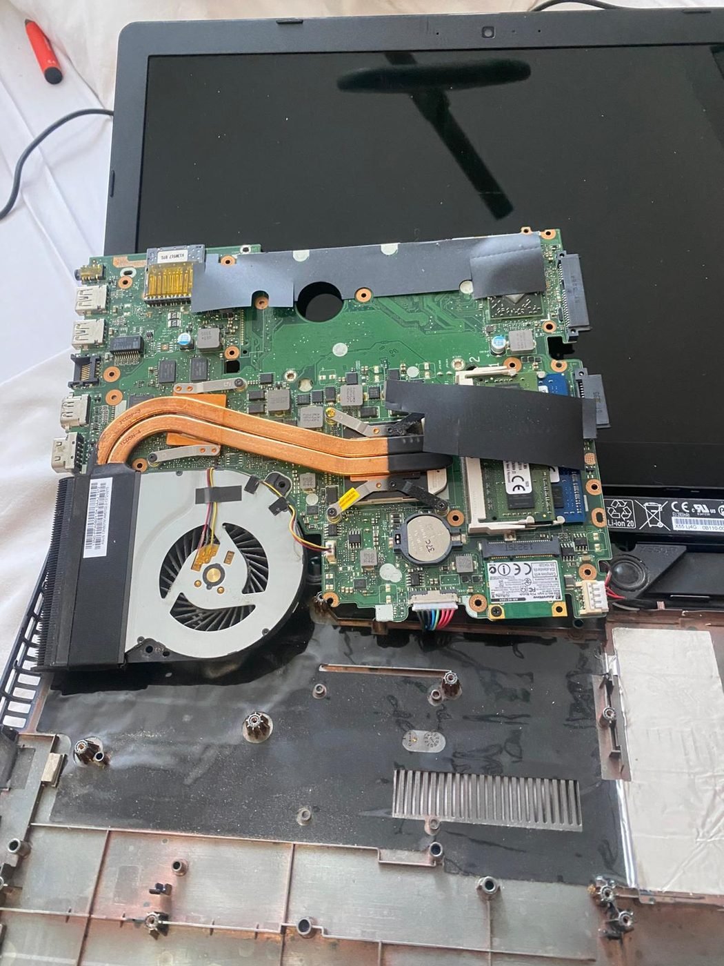Laptop demontat complet pentru depanare, în atelierul nostru