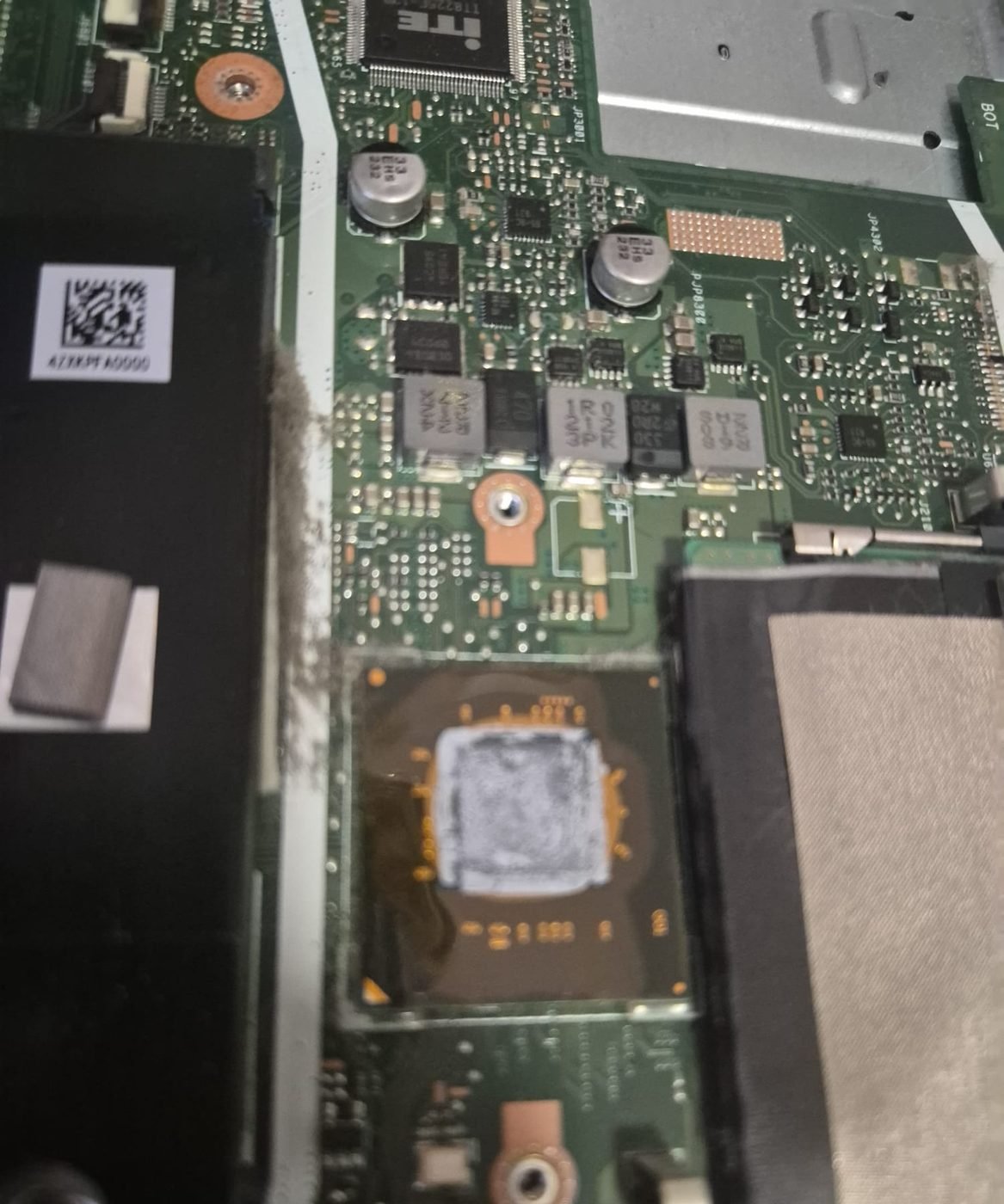 Procesor de laptop pregătit pentru pastă termică nouă, în atelierul nostru