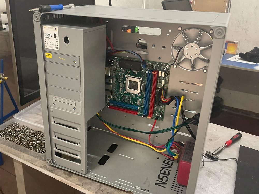 Carcasă de PC deschisă, în timpul asamblării