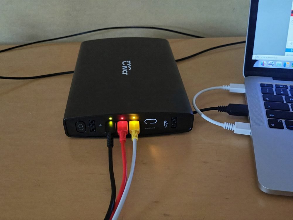 Router wifi cu cabluri de rețea, în timpul configurării