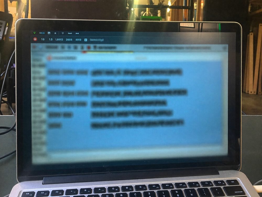 Laptop în timpul unei scanări de sistem
