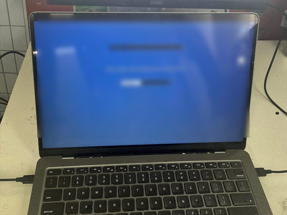 Laptop cu stick USB, în timpul instalării unui sistem de operare